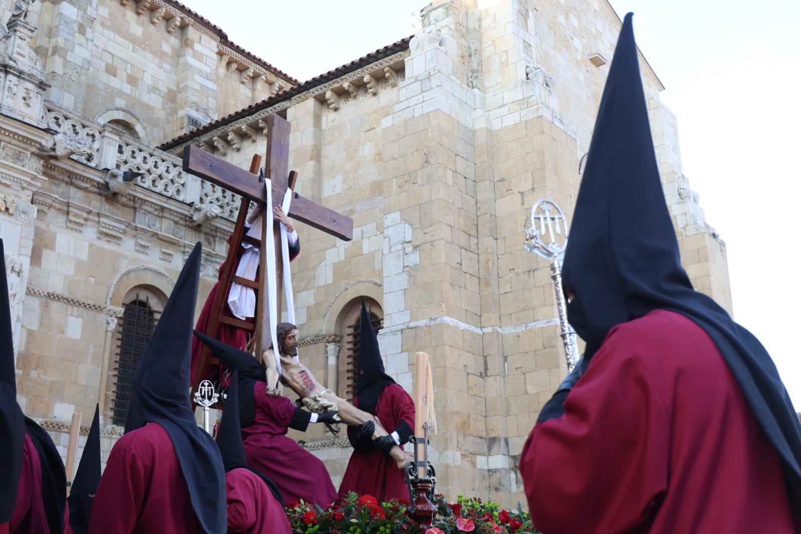 Procesión del Santo Cristo del Desenclavo, en imágenes