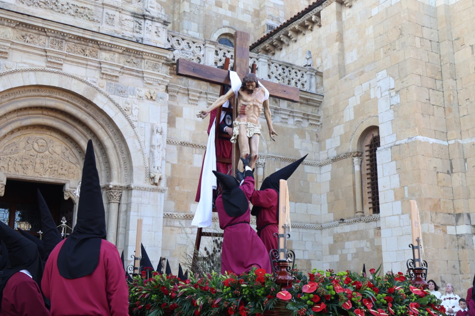 Procesión del Santo Cristo del Desenclavo, en imágenes