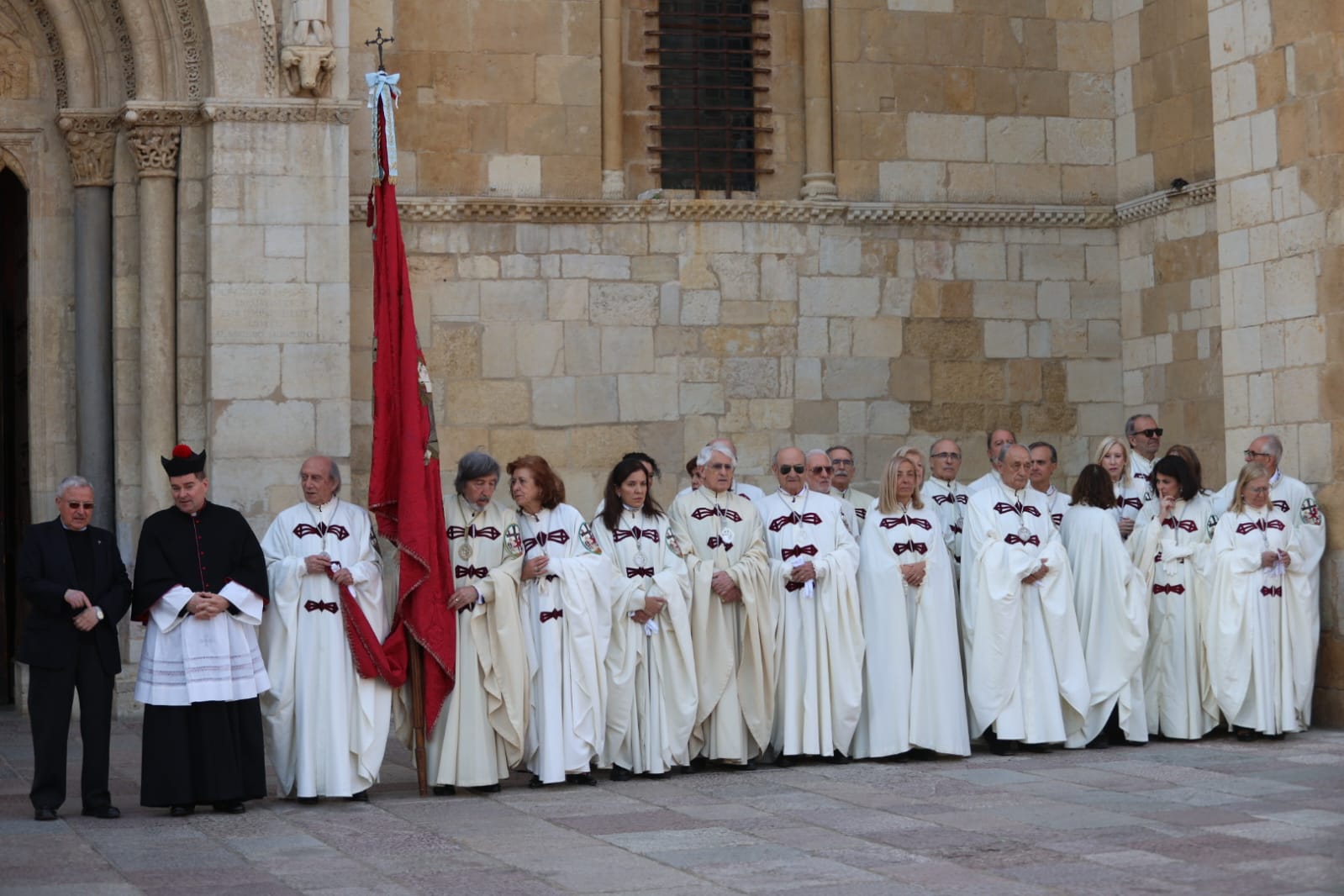 Procesión del Santo Cristo del Desenclavo, en imágenes