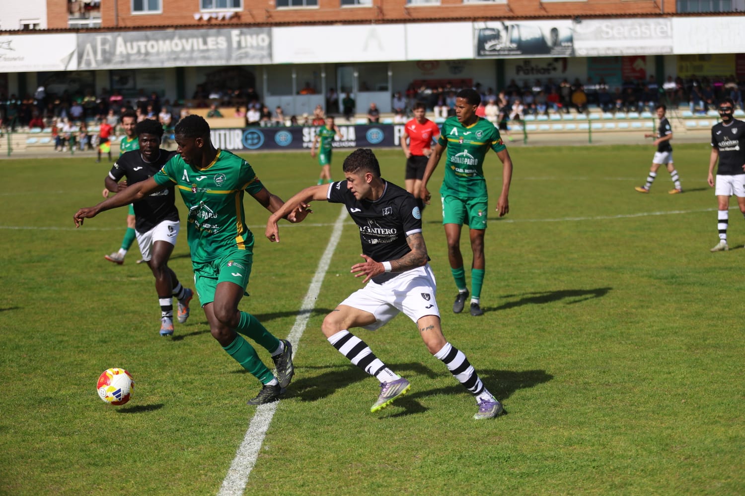 El Astorga fue goleado en casa, pero no se rindió paa acariciar un empate que no consiguió por muy poco.  FERNANDO OTERO