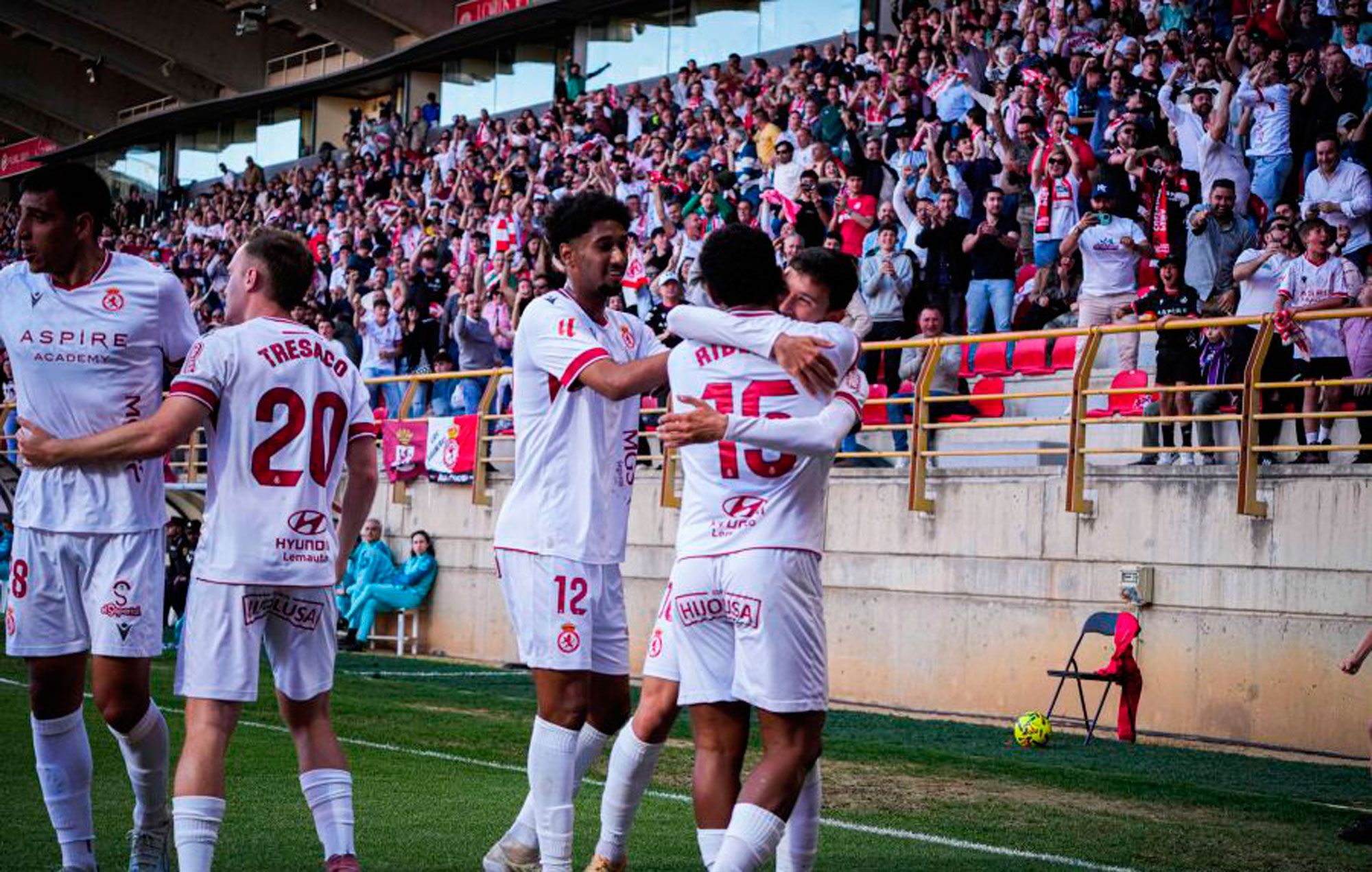 Chacón y Lucas se abrazan celebrando el gol de la Cultural al Valladolid que festeja todo el Reino. | LALIGA