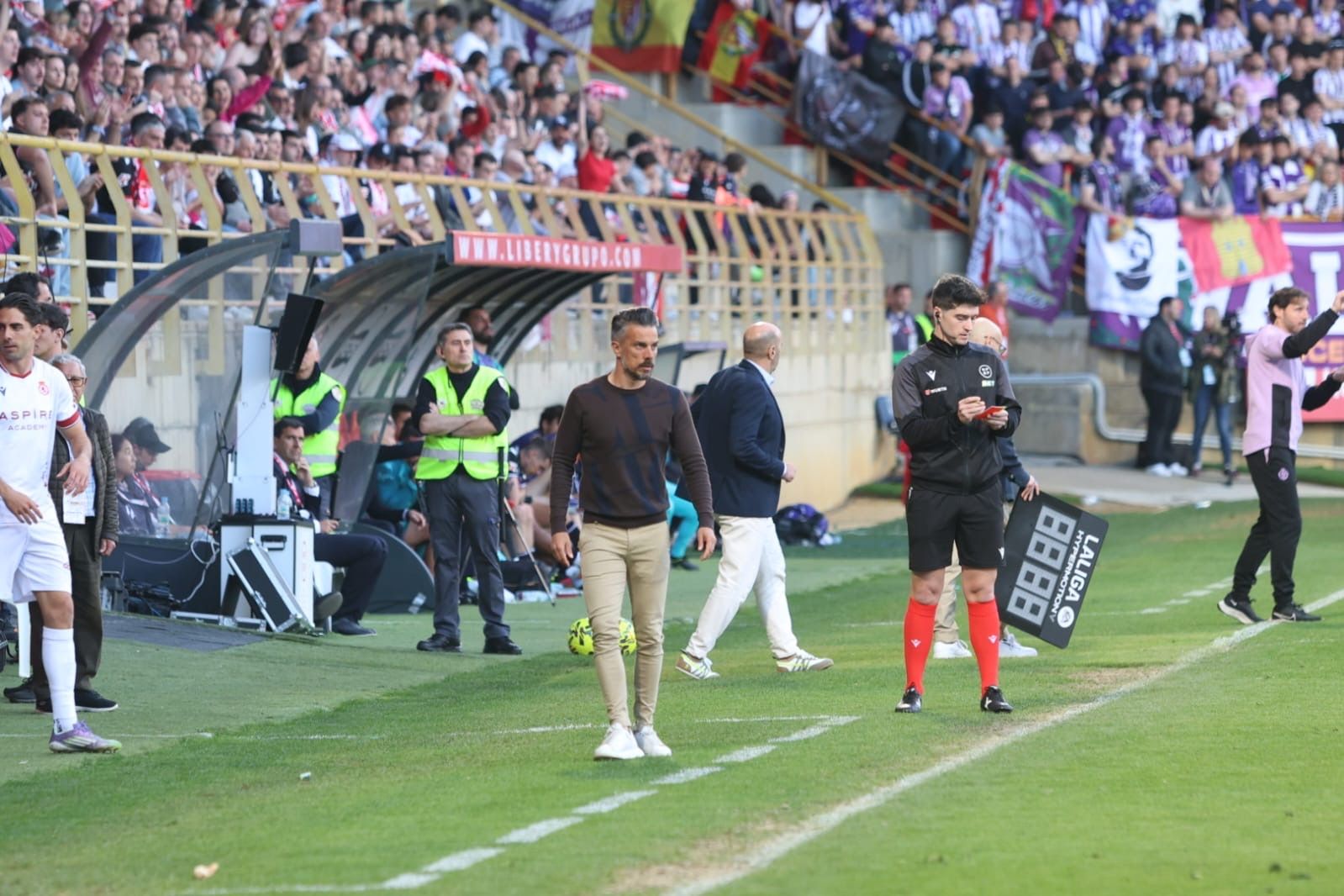 El técnico de la Cultural, De la Barrera, sigue el partido frente al Valladolid desde la banda del Reino. FERNANDO OTERO El técnico de la Cultural, De la Barrera, sigue el partido frente al Valladolid desde la banda del Reino. FERNANDO OTERO
