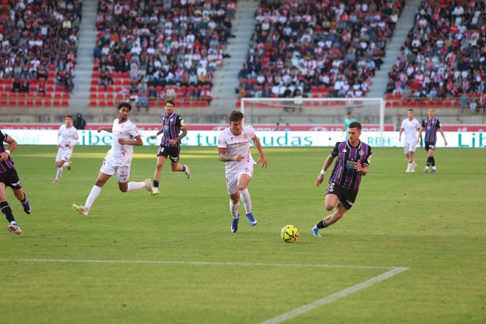El delantero de la Cultural, Collado, pelea por un balón dividido frente al Valladolid. | SAÚL ARÉN