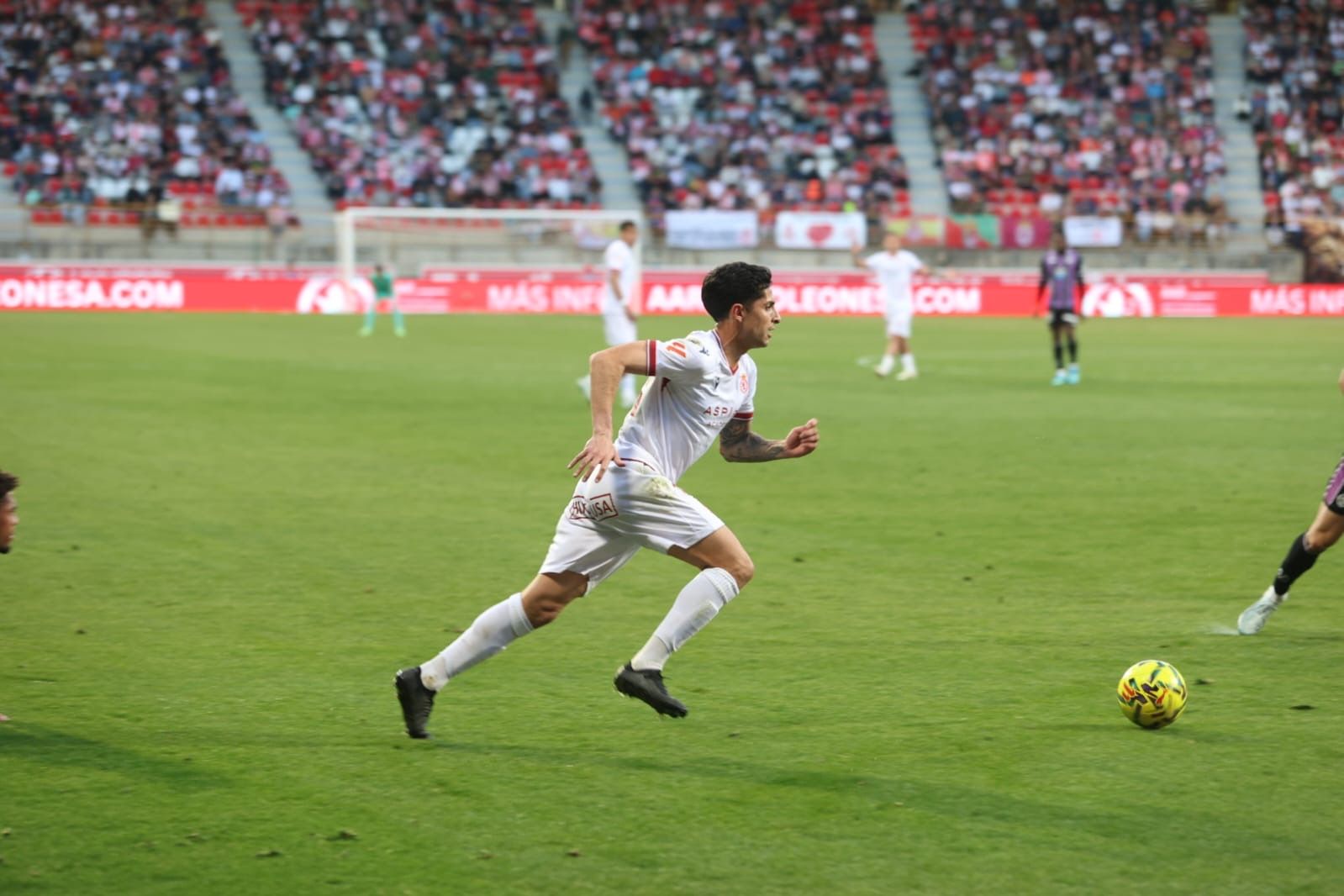 Bicho conduce el balón en el partido ante el Valladolid. | SAÚL ARÉN