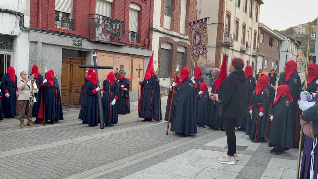 La procesión, nacida por el 70 aniversario de la Hermandad, refuerza su arraigo y emoción en la Semana Santa local. ELISABETH CELADA (1) La procesión, nacida por el 70 aniversario de la Hermandad, refuerza su arraigo y emoción en la Semana Santa local. ELISABETH CELADA (1)