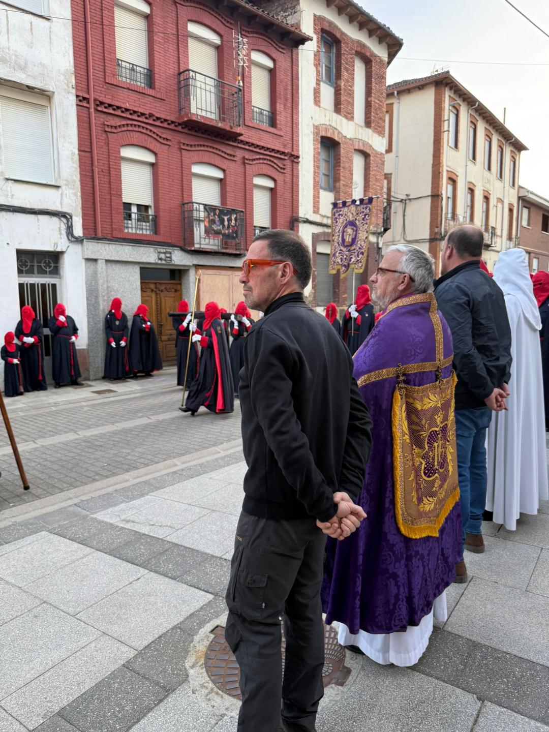 La procesión, nacida por el 70 aniversario de la Hermandad, refuerza su arraigo y emoción en la Semana Santa local. ELISABETH   CELADA (2)