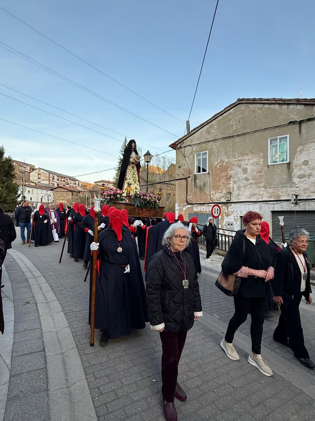 La procesión, nacida por el 70 aniversario de la Hermandad, refuerza su arraigo y emoción en la Semana Santa local. ELISABETH   CELADA (3)