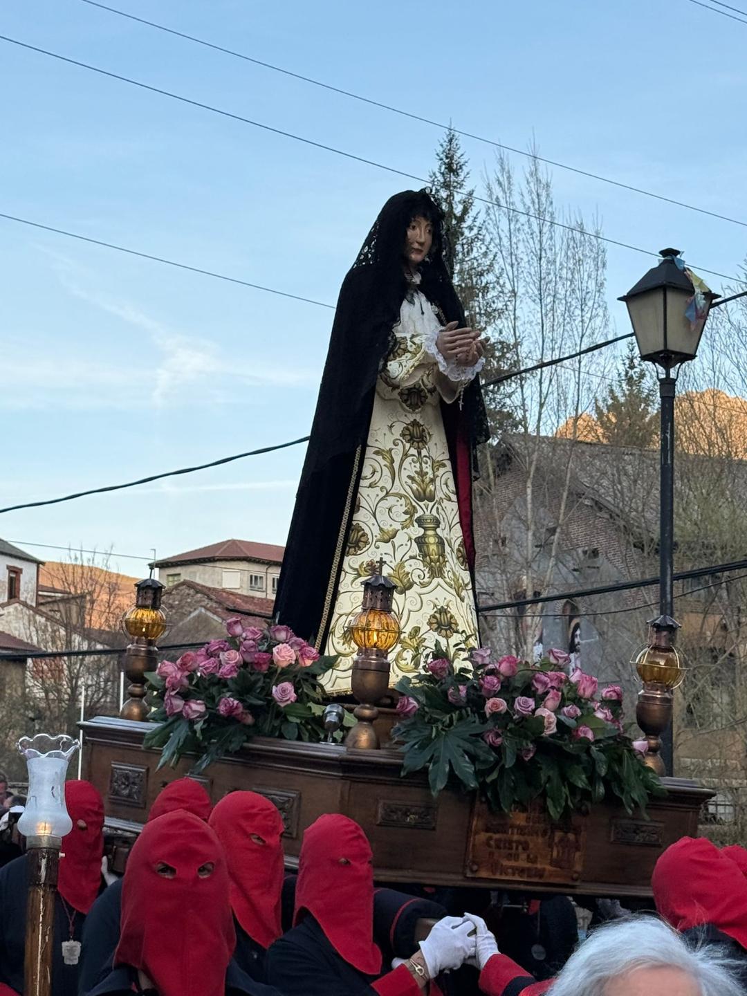 La procesión, nacida por el 70 aniversario de la Hermandad, refuerza su arraigo y emoción en la Semana Santa local. ELISABETH   CELADA (4)