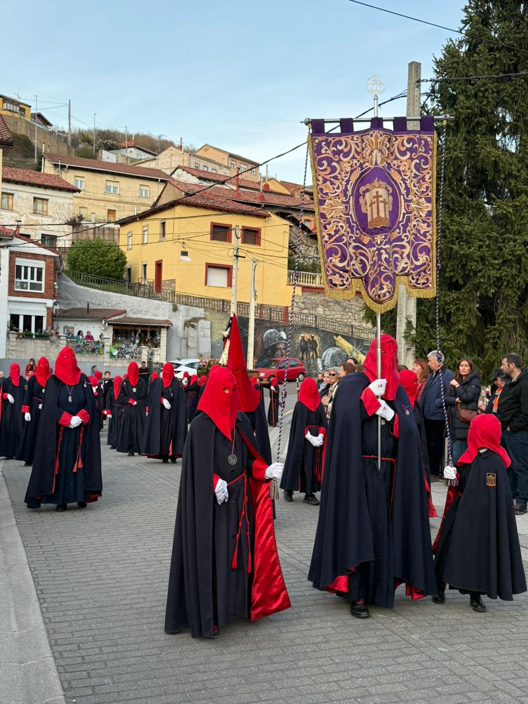 La procesión, nacida por el 70 aniversario de la Hermandad, refuerza su arraigo y emoción en la Semana Santa local. ELISABETH   CELADA (7)