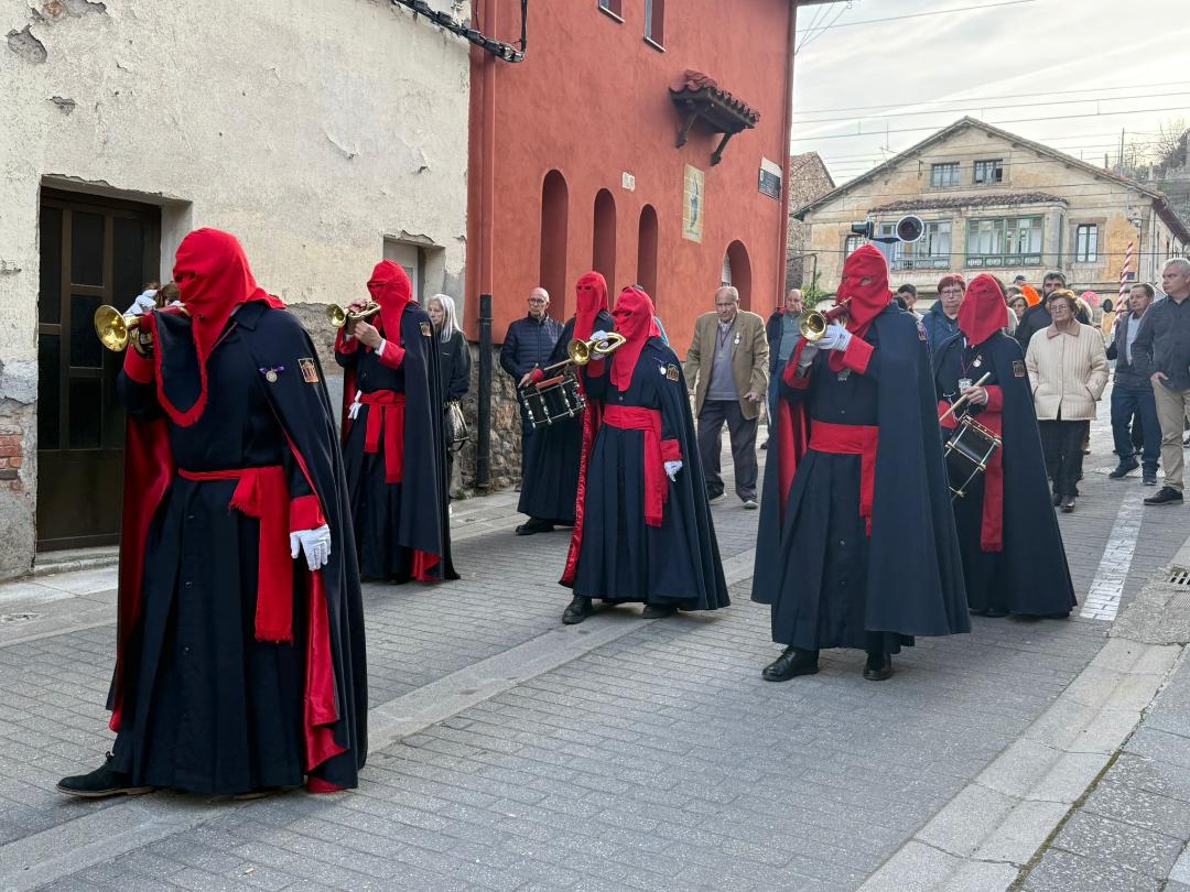 La procesión, nacida por el 70 aniversario de la Hermandad, refuerza su arraigo y emoción en la Semana Santa local. ELISABETH   CELADA (8)