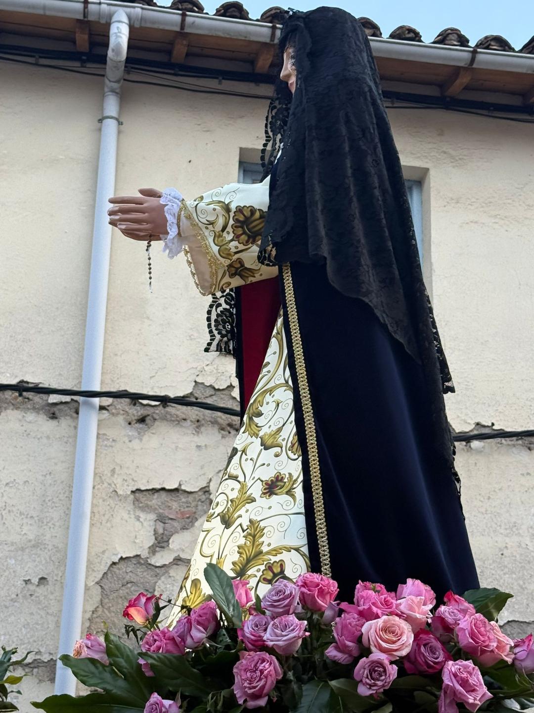 La procesión, nacida por el 70 aniversario de la Hermandad, refuerza su arraigo y emoción en la Semana Santa local. ELISABETH   CELADA (10)