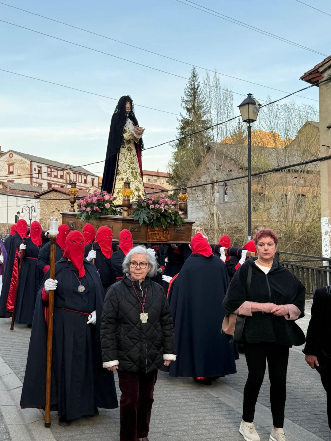 La procesión, nacida por el 70 aniversario de la Hermandad, refuerza su arraigo y emoción en la Semana Santa local. ELISABETH   CELADA (5)