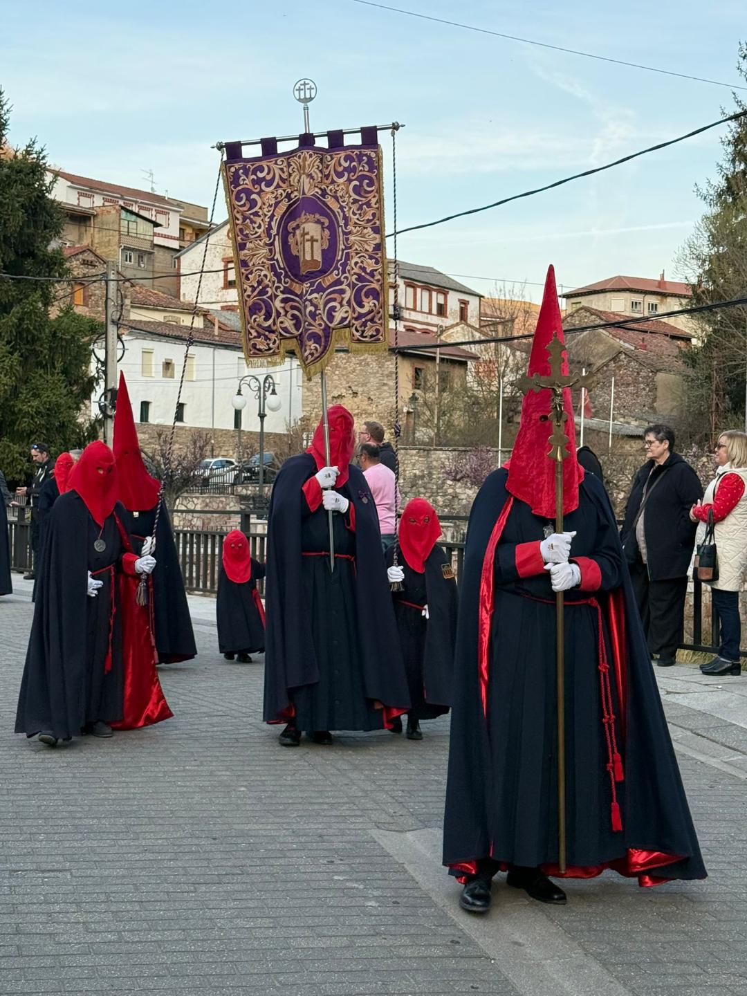 La procesión, nacida por el 70 aniversario de la Hermandad, refuerza su arraigo y emoción en la Semana Santa local. ELISABETH   CELADA (6)