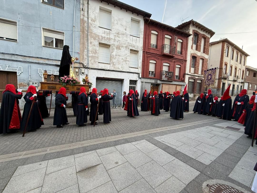 La procesión, nacida por el 70 aniversario de la Hermandad, refuerza su arraigo y emoción en la Semana Santa local. ELISABETH   CELADA (12)