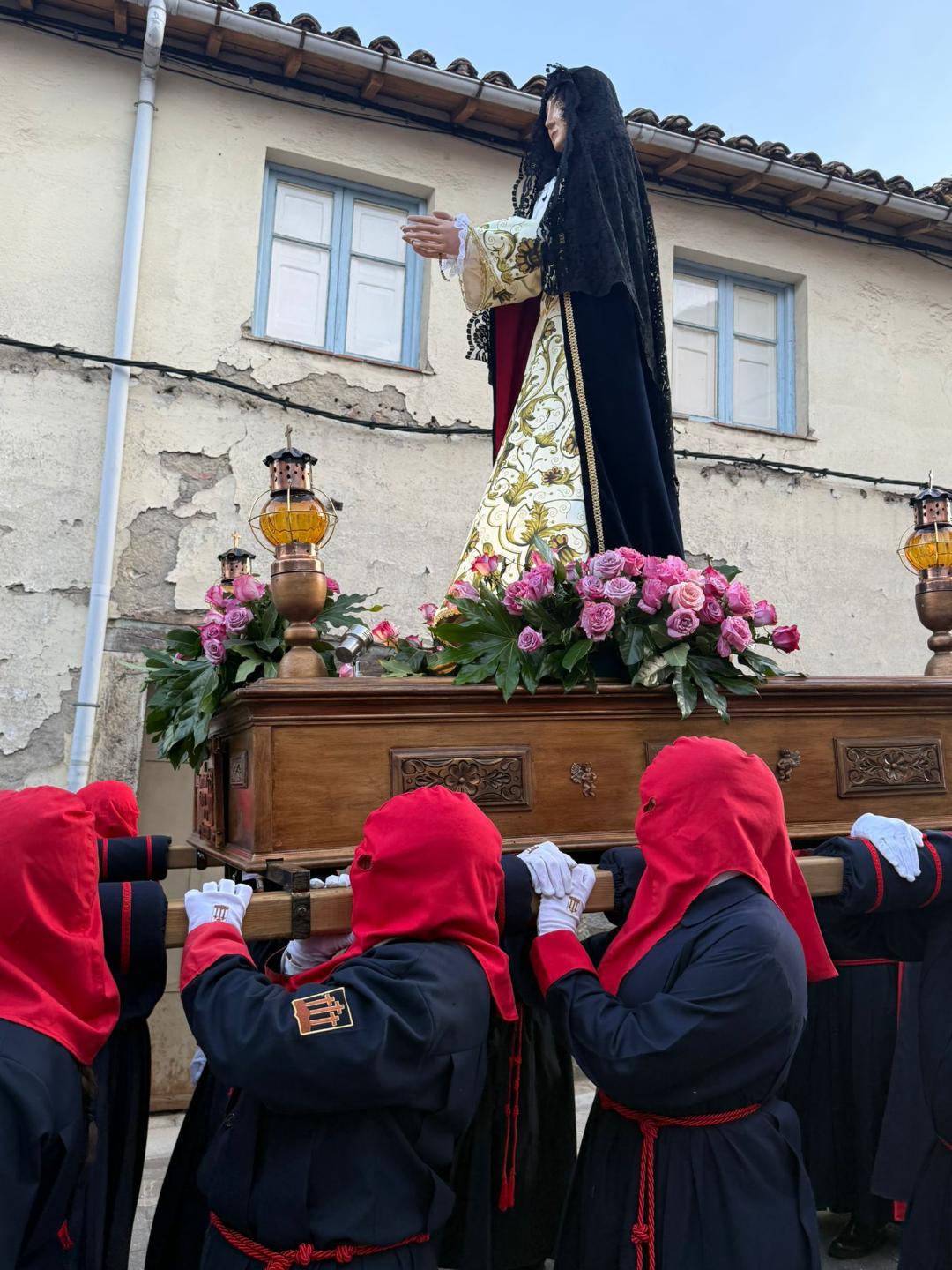 La procesión, nacida por el 70 aniversario de la Hermandad, refuerza su arraigo y emoción en la Semana Santa local. ELISABETH   CELADA (11)