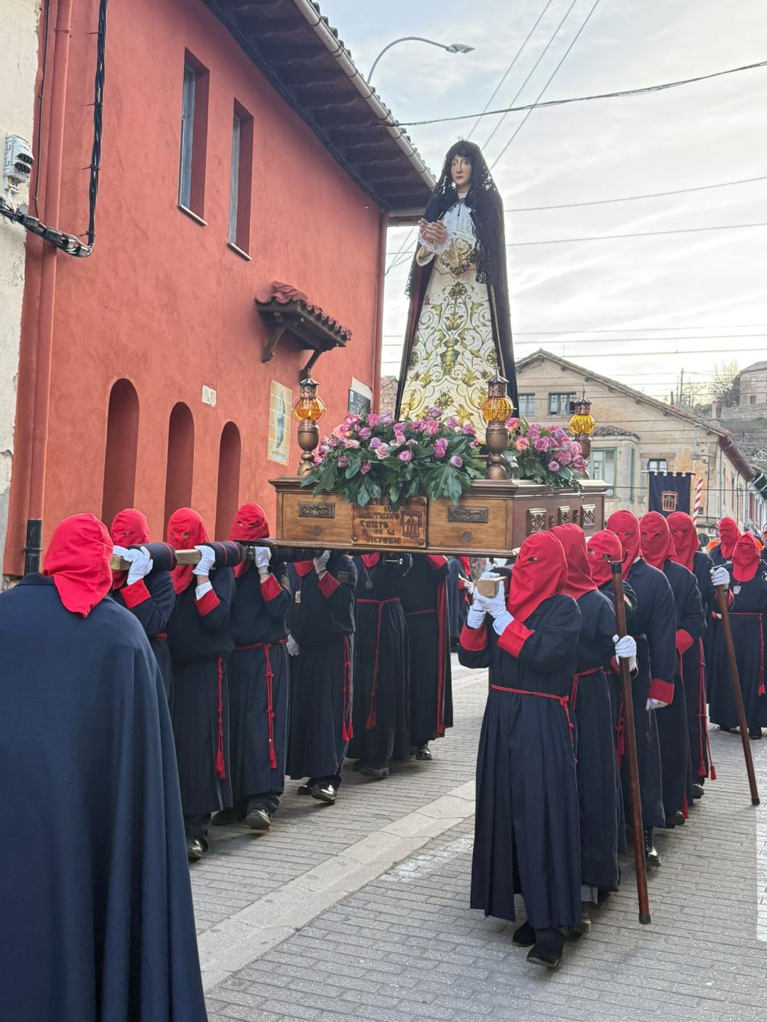 La procesión, nacida por el 70 aniversario de la Hermandad, refuerza su arraigo y emoción en la Semana Santa local. | ELISABETH CELADA La procesión, nacida por el 70 aniversario de la Hermandad, refuerza su arraigo y emoción en la Semana Santa local. | ELISABETH CELADA