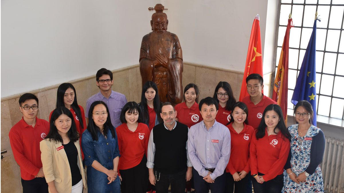 Los directores español y chino del Instituto Confucio de la ULE, Juan Lanero y Chen Chen, con su equipo en la sede de la institución en elCentro de Idiomas. | ULE