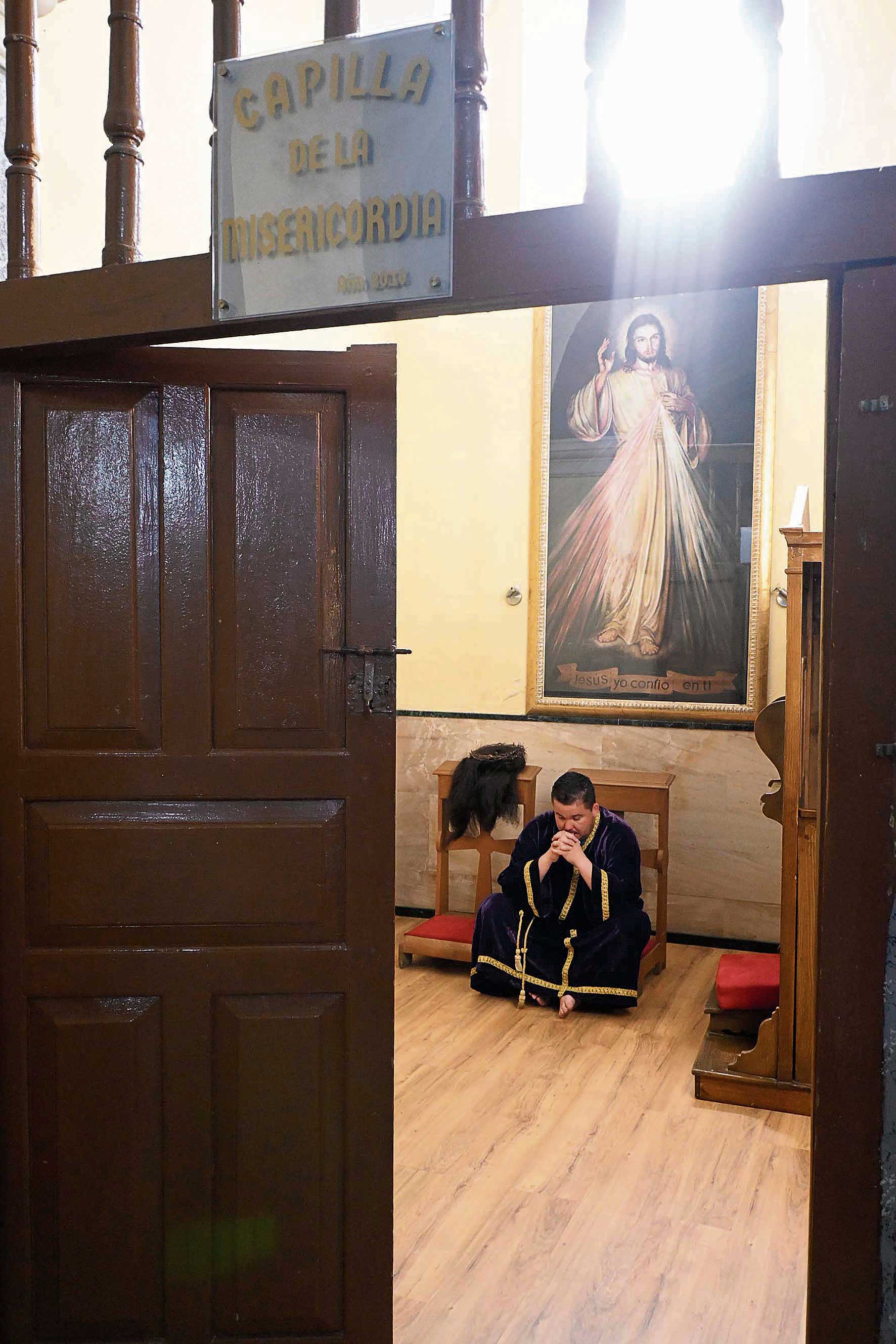 Mariano espera dentro de un cuarto el momento de la verdad, de las Caídas
