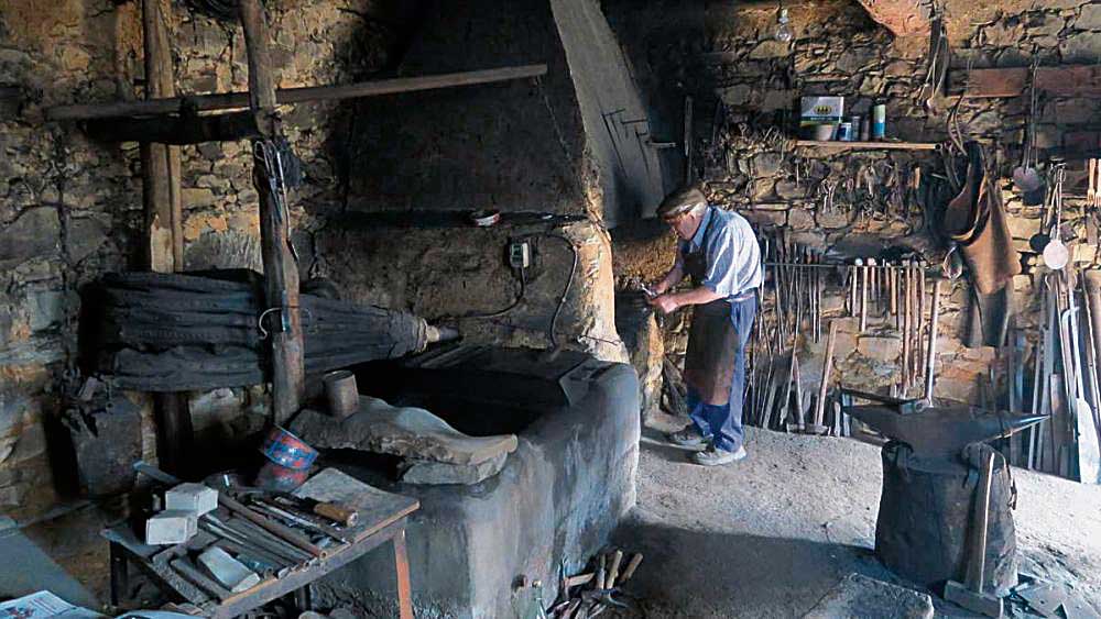 En la imagen una vieja fragua, la del llamado último herrero, José Ares En la imagen una vieja fragua, la del llamado último herrero, José Ares