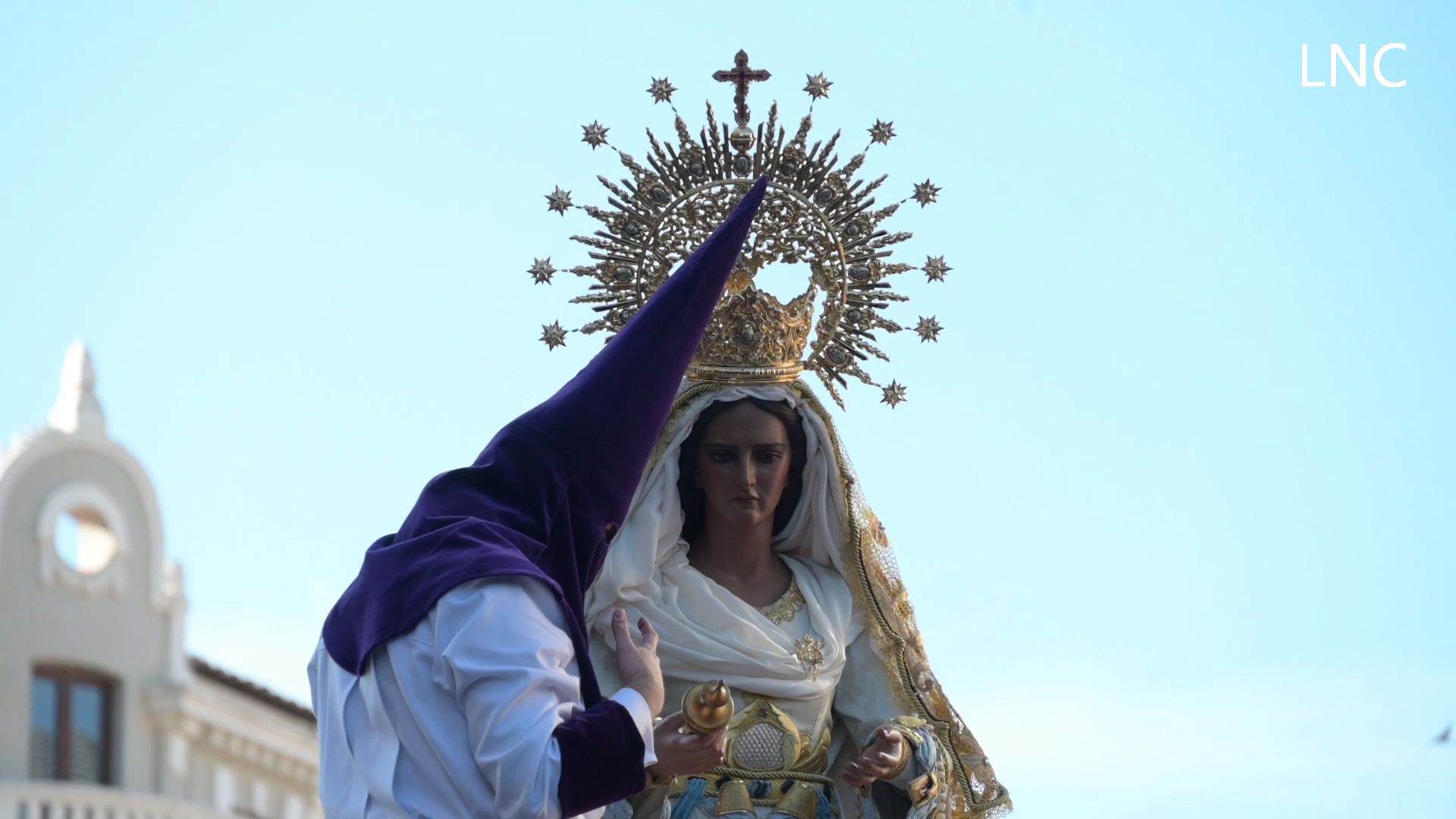 El Himno de la Alegría suena en León en el cierre de su Semana Santa mientras los papones se despojan de sus capirotes | LAURA PASTORIZA El Himno de la Alegría suena en León en el cierre de su Semana Santa mientras los papones se despojan de sus capirotes | LAURA PASTORIZA
