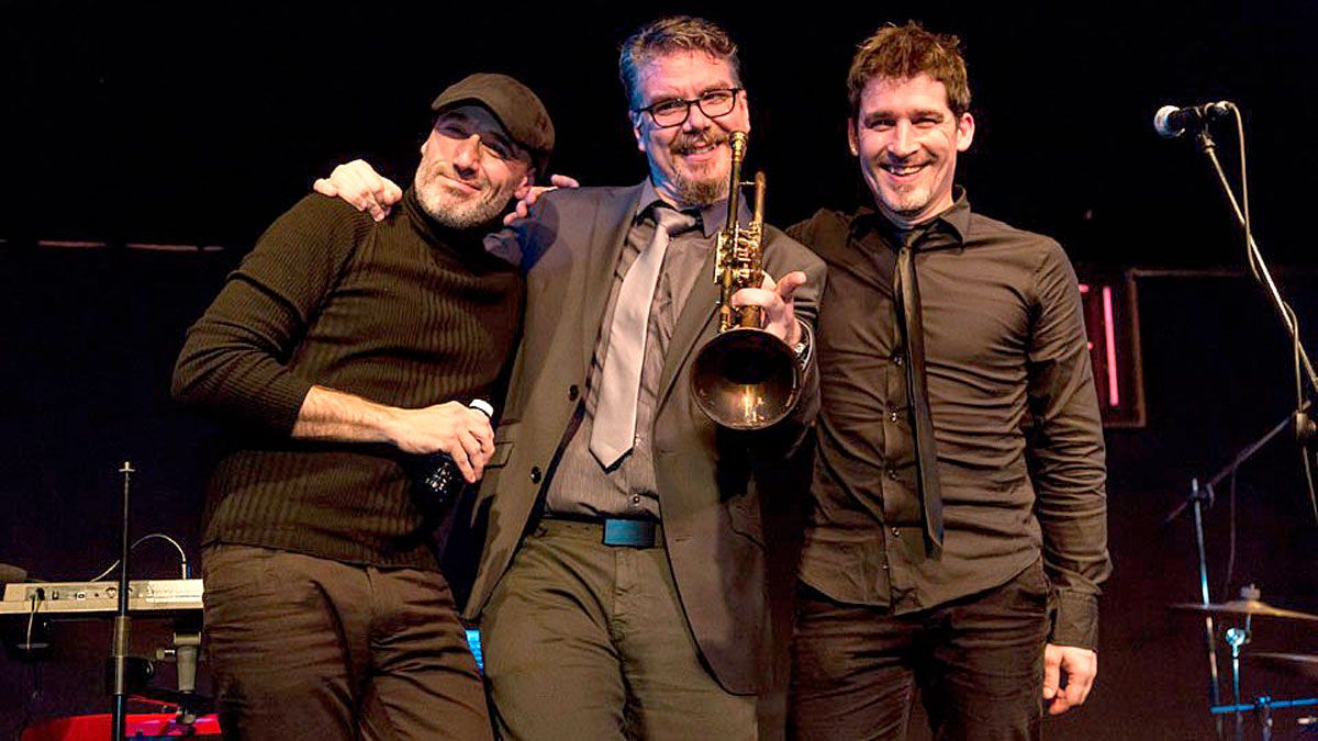 El trompetista valenciano David Pastor acompañado de los dos músicos que integran su actual proyecto Nu-Roots.