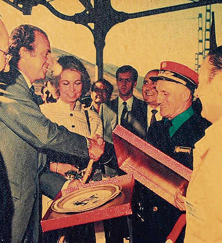 Julio fue el encargado de entregarle un recuerdo a los Reyes cuando se cumplía el centenario de la inauguración del ferrocarril, que había presidido Alfonso XII. | L.N.C. Julio fue el encargado de entregarle un recuerdo a los Reyes cuando se cumplía el centenario de la inauguración del ferrocarril, que había presidido Alfonso XII. | L.N.C.