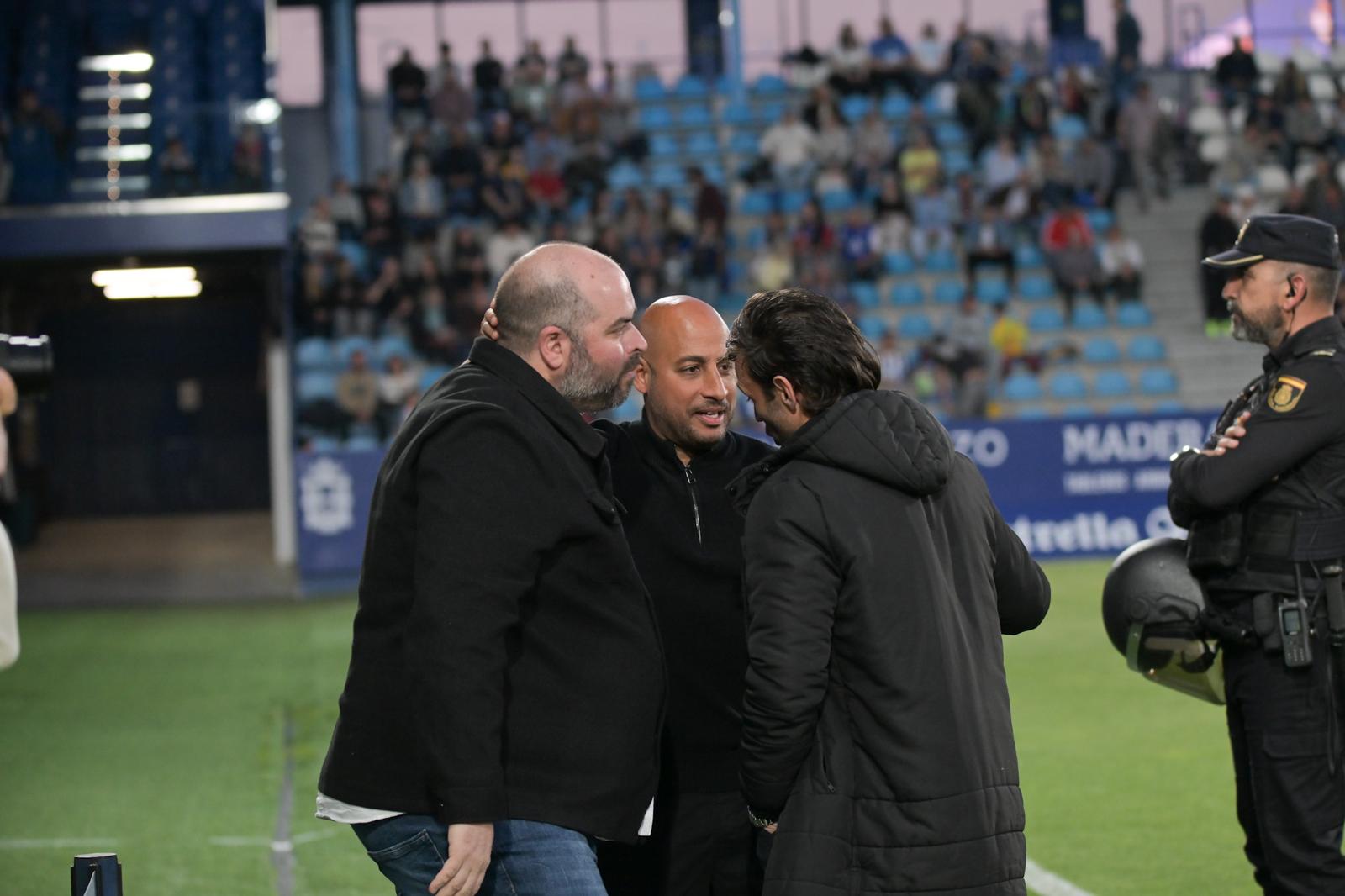 Nafti durante el saludo con Fran Beltrán, técnico del Mérida. QUINITO Nafti durante el saludo con Fran Beltrán, técnico del Mérida. QUINITO