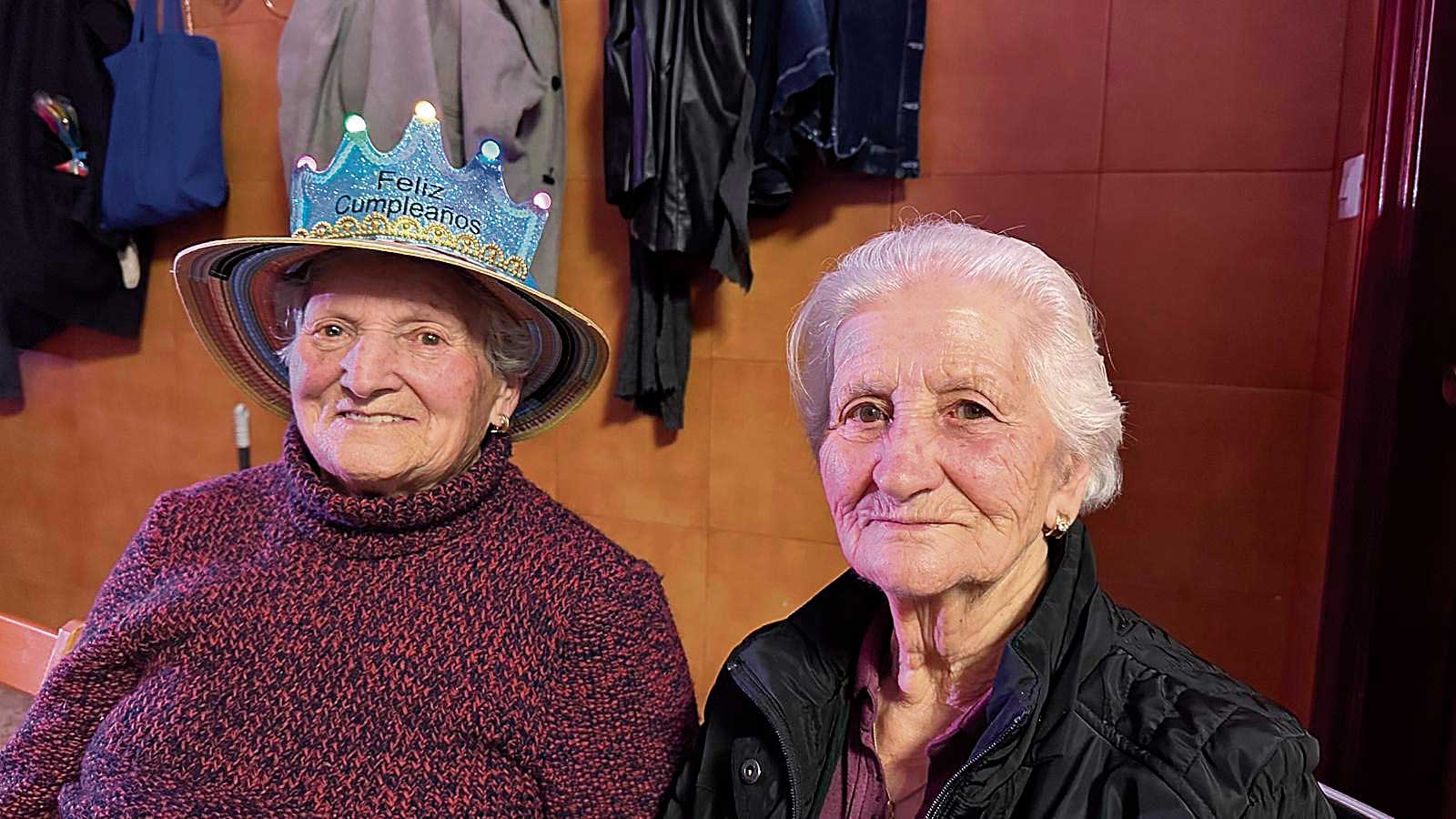 Neli con Valentina, su amiga del alma, y con vestido tradicional, algo que le encanta. | L.N.C. Neli con Valentina, su amiga del alma, y con vestido tradicional, algo que le encanta. | L.N.C.