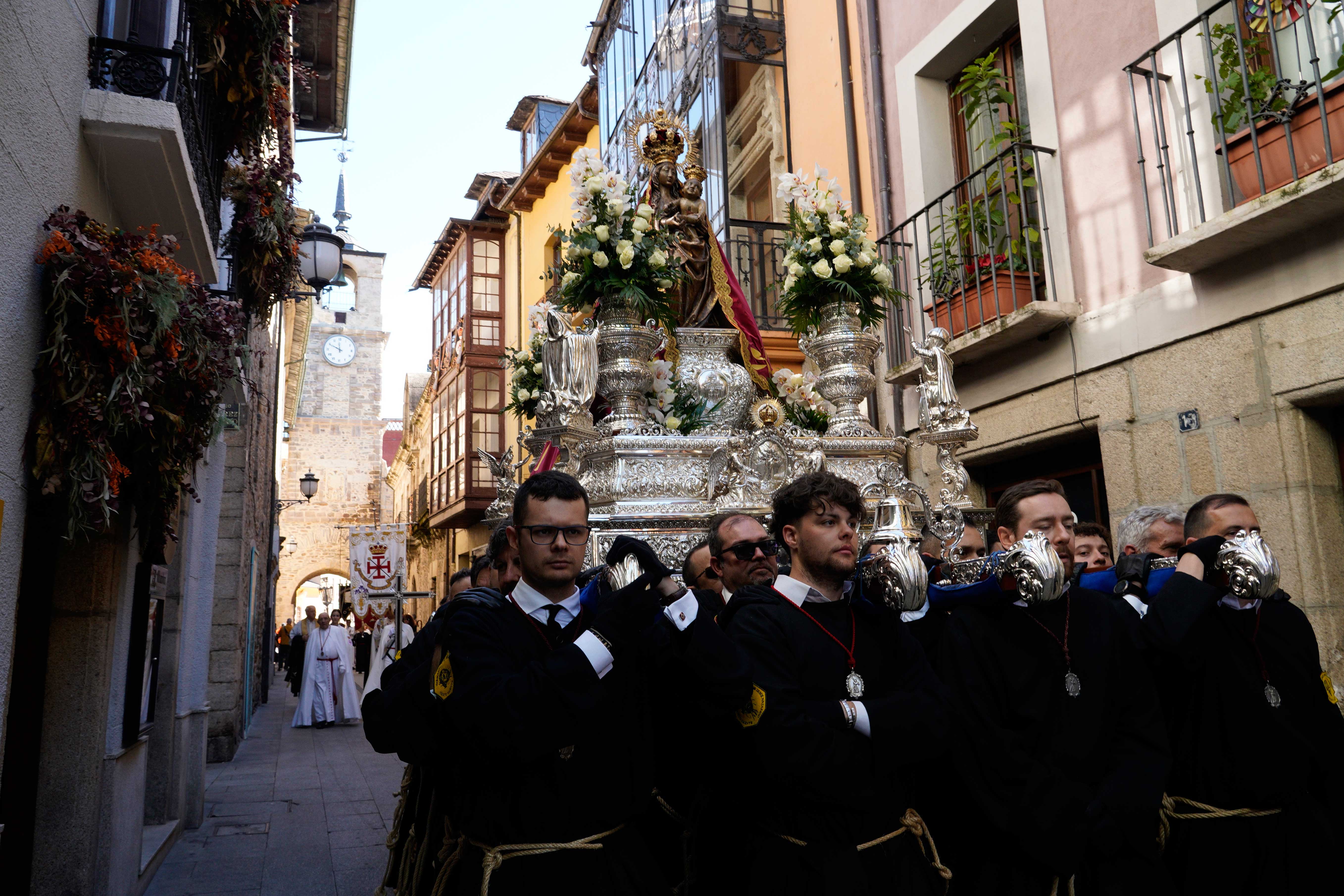 Procesión de Resurrección con la imagen de la Virgen de la Encina y el Santo Sacramento de Ponferrada. | CÉSAR SÁNCHEZ (Ical) Procesión de Resurrección con la imagen de la Virgen de la Encina y el Santo Sacramento de Ponferrada. | CÉSAR SÁNCHEZ (Ical)