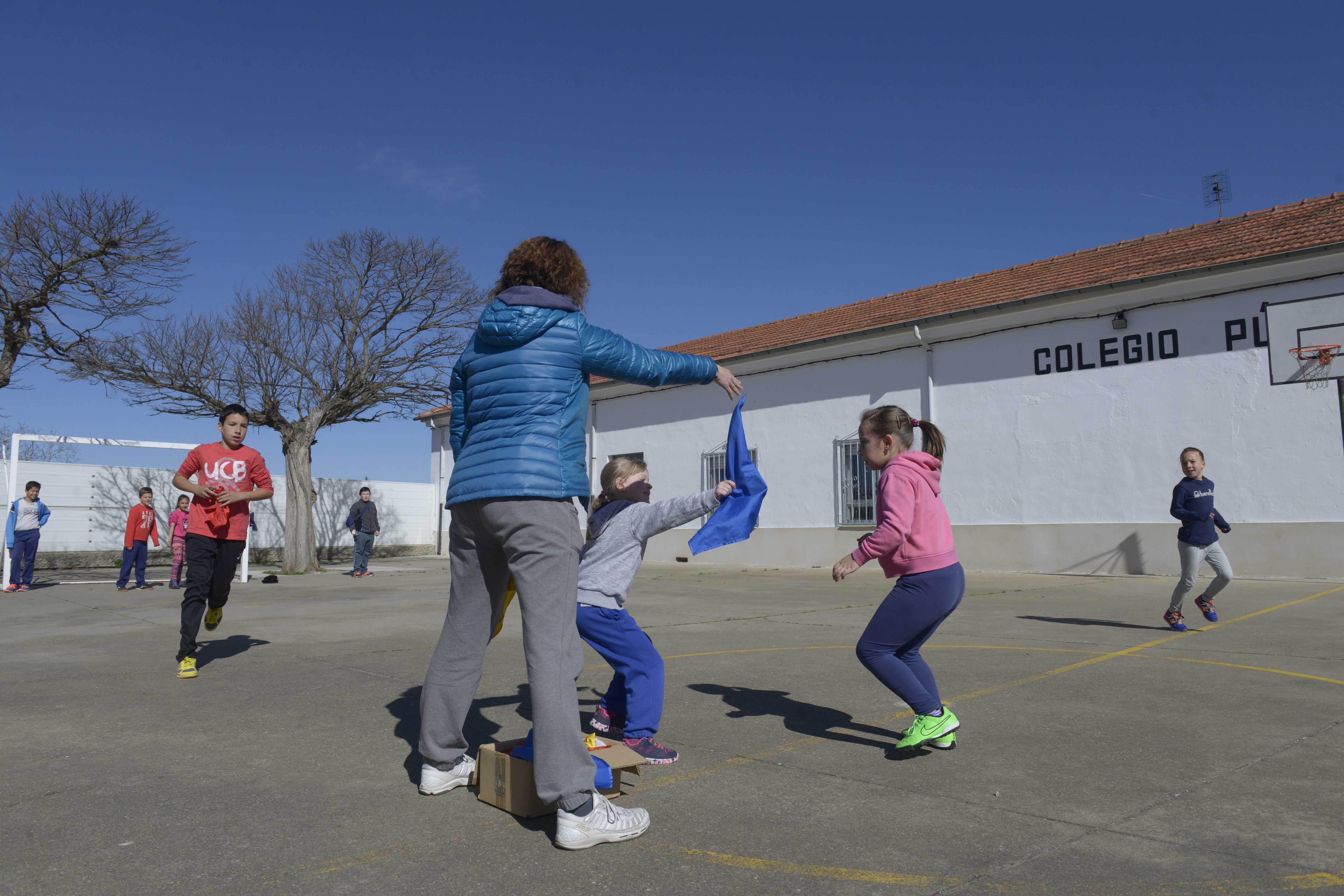 La llegada de nuevas familias al medio rural permite, entre otras cosas, mantener abiertos los colegios. | MAURICIO PEÑA La llegada de nuevas familias al medio rural permite, entre otras cosas, mantener abiertos los colegios. | MAURICIO PEÑA