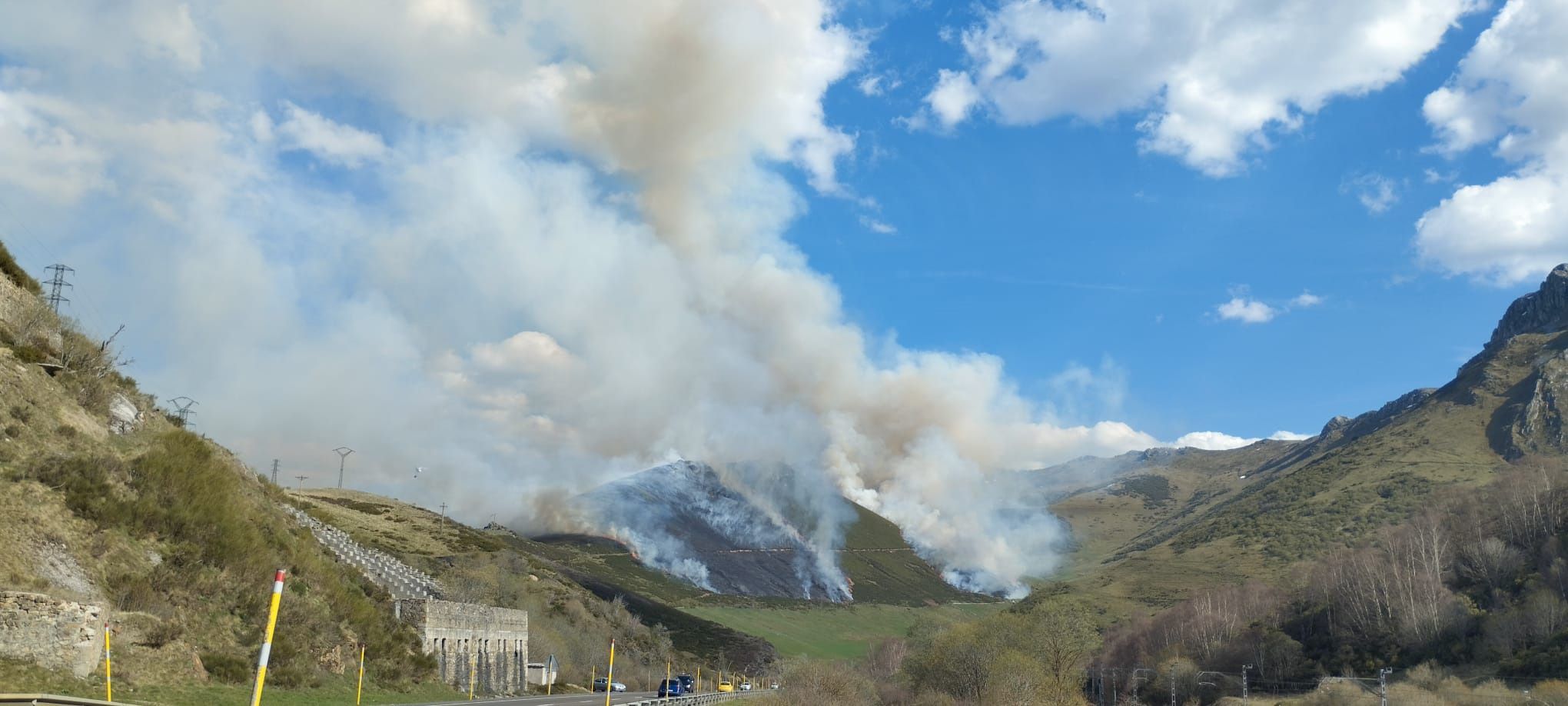 Imagen del humo provocado por el incendio de Busdongo de Arbas. | L.N.C. Imagen del humo provocado por el incendio de Busdongo de Arbas. | L.N.C.