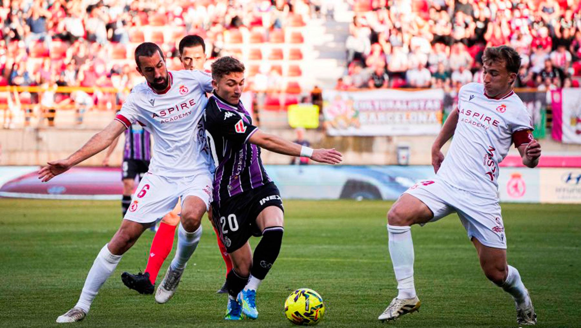 Maestre intenta recuperar un balón junto a Rodri durante el Cultural - Valladolid. | LALIGA Maestre intenta recuperar un balón junto a Rodri durante el Cultural - Valladolid. | LALIGA