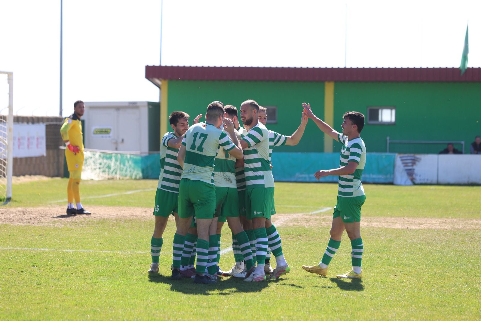 Uno de los momentos del derbi entre La Virgen del Camino y el Bembibre en Los Dominicos. FERNANDO OTERO