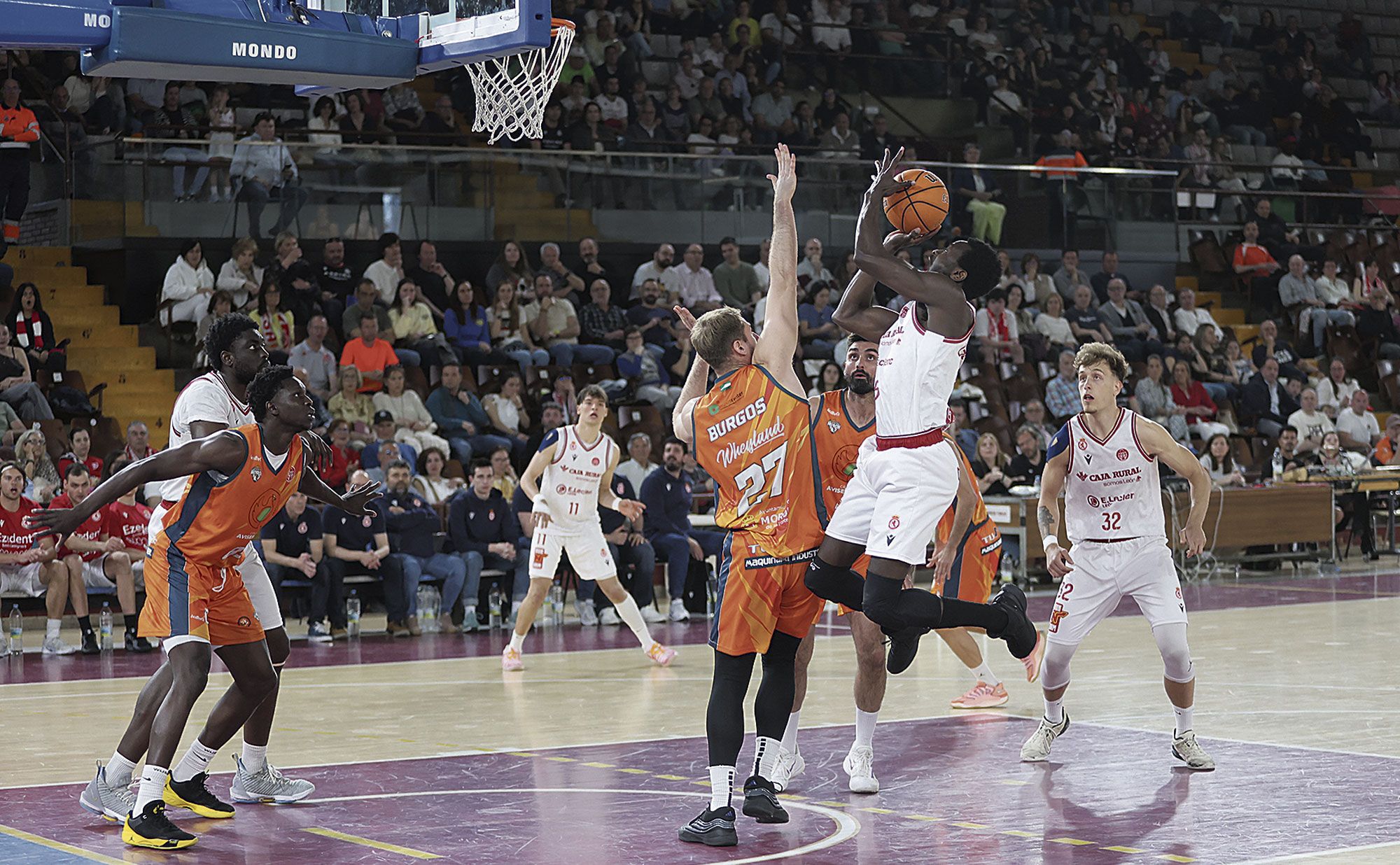 El jugador de la Cultural, Traoré, intenta culminar con canasta una penetración frente a Morón. FERNANDO OTERO