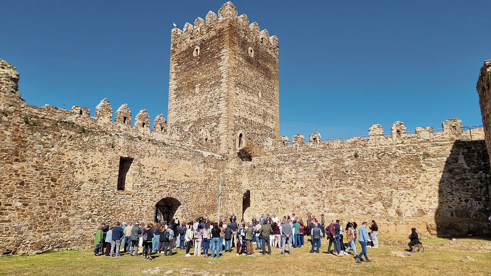El patio de armas del castillo de Laguna de Negrillos fue el lugar elegido para la presentación de las nueva cara del edificio, ahora también museo.| I.L.C.