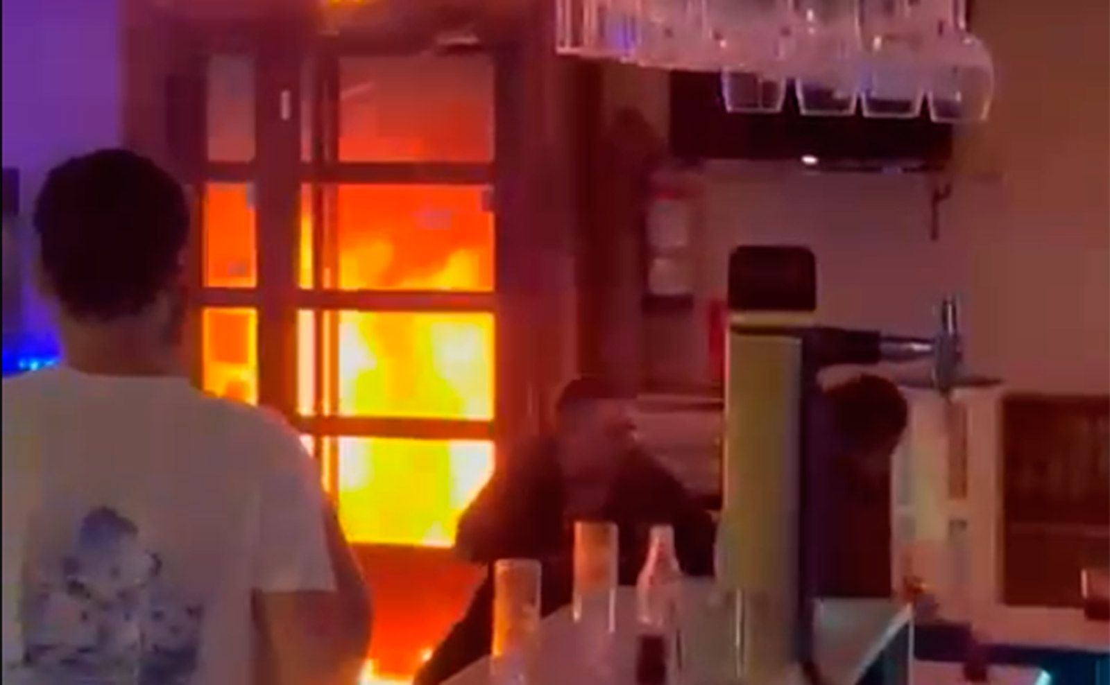 Imagen desde el interior del local con las llamas a las puertas. | LNC