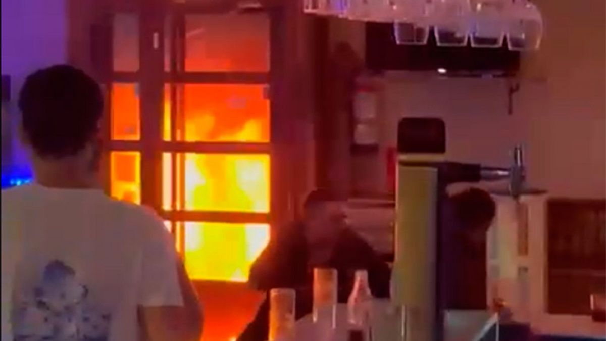 Llamas en la puerta del pub de San Emiliano