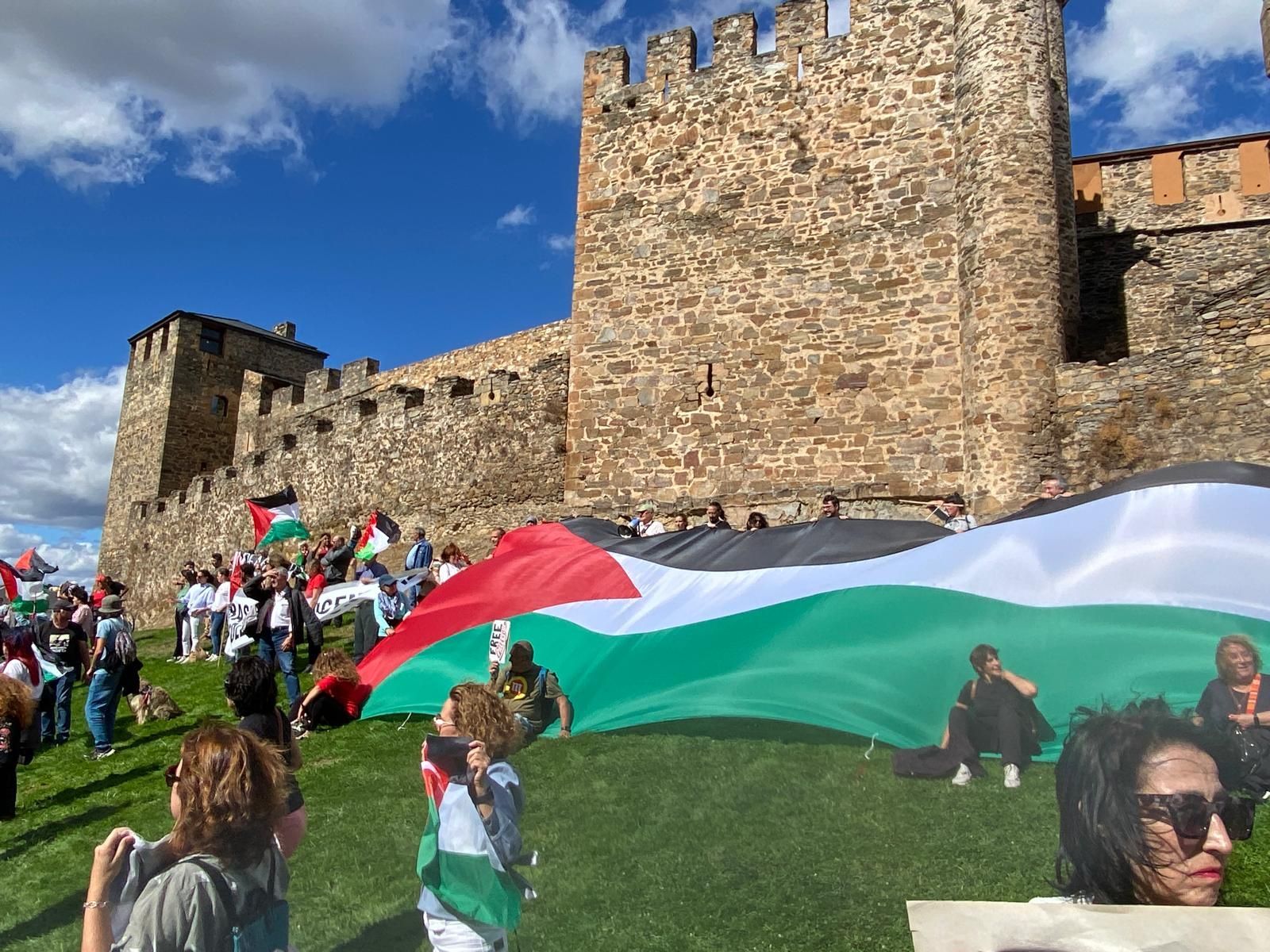 Los manifestantes desplegaron una bandera a los pies del castillo al paso de la Vuelta Ciclista. Los manifestantes desplegaron una bandera a los pies del castillo al paso de la Vuelta Ciclista.