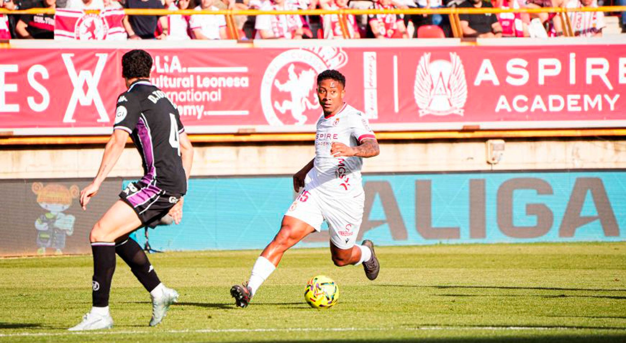 Lucas Ribeiro encara a un defensor del Valladolid. | LALIGA