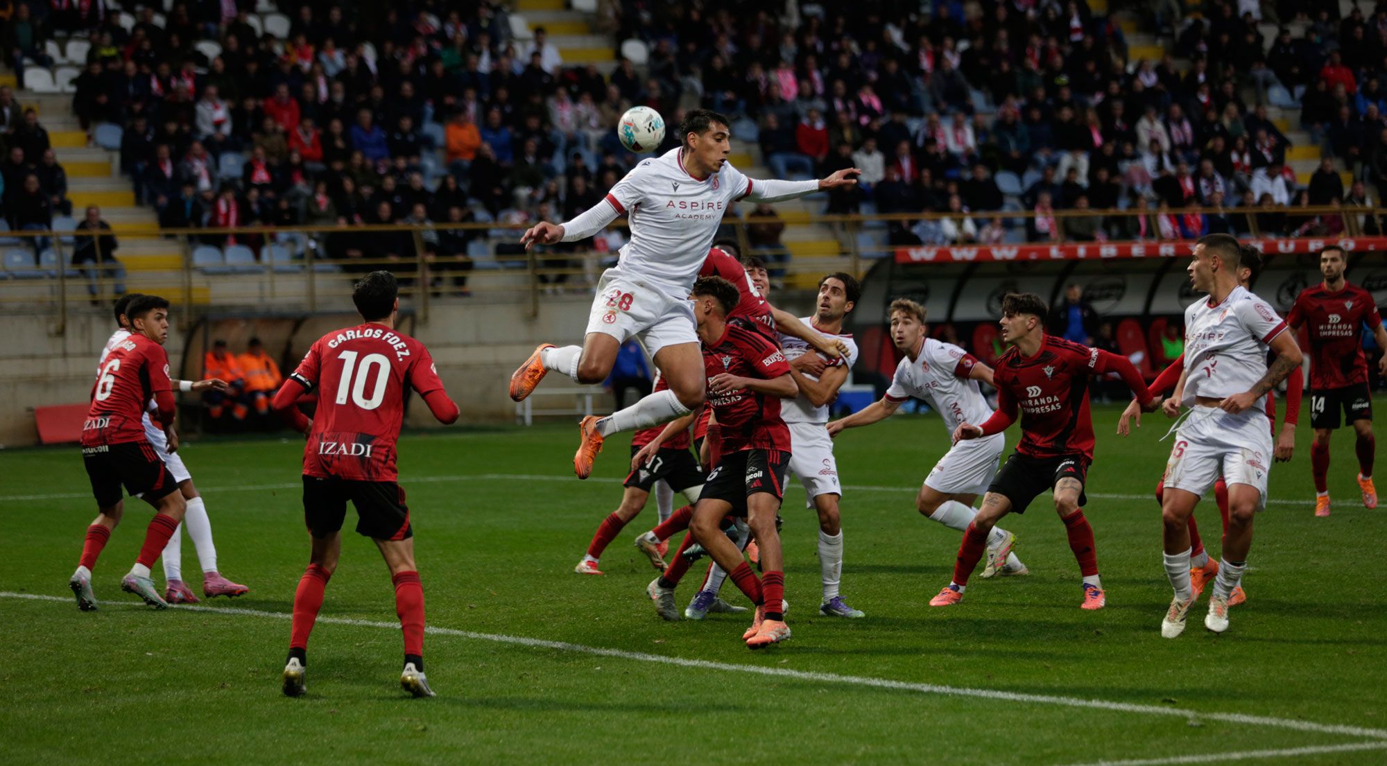 El mediocentro de la Cultural, Ojeda, pelea por un balón aéreo frente al Mirandés. | FERNANDO OTERO
