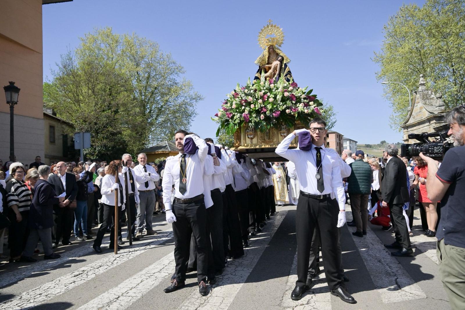 Procesión en honor a la Virgen de la Quinta Angustia, en las Fiestas de Pascua de Cacabelos. Procesión en honor a la Virgen de la Quinta Angustia, en las Fiestas de Pascua de Cacabelos.