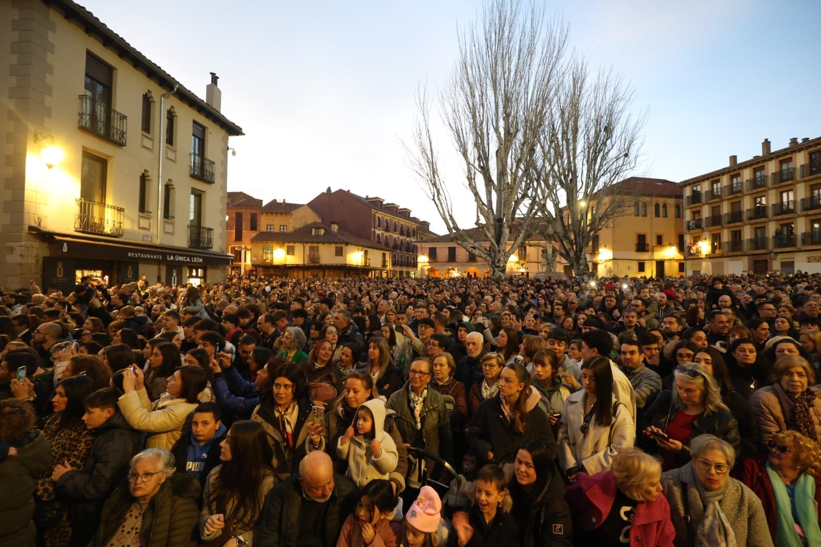 La plaza del Grano, abarrotada de leoneses y visitantes durante una de las procesiones de la Semana Santa. | FERNANDO OTERO