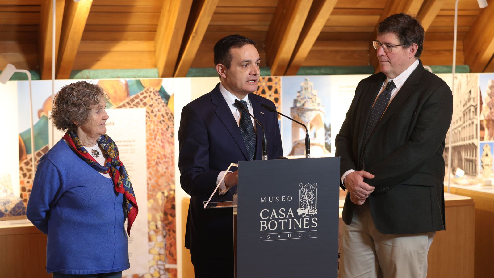 La inauguración con la comisaria Mireia Freixa a la izquierda. | FERNANDO OTERO