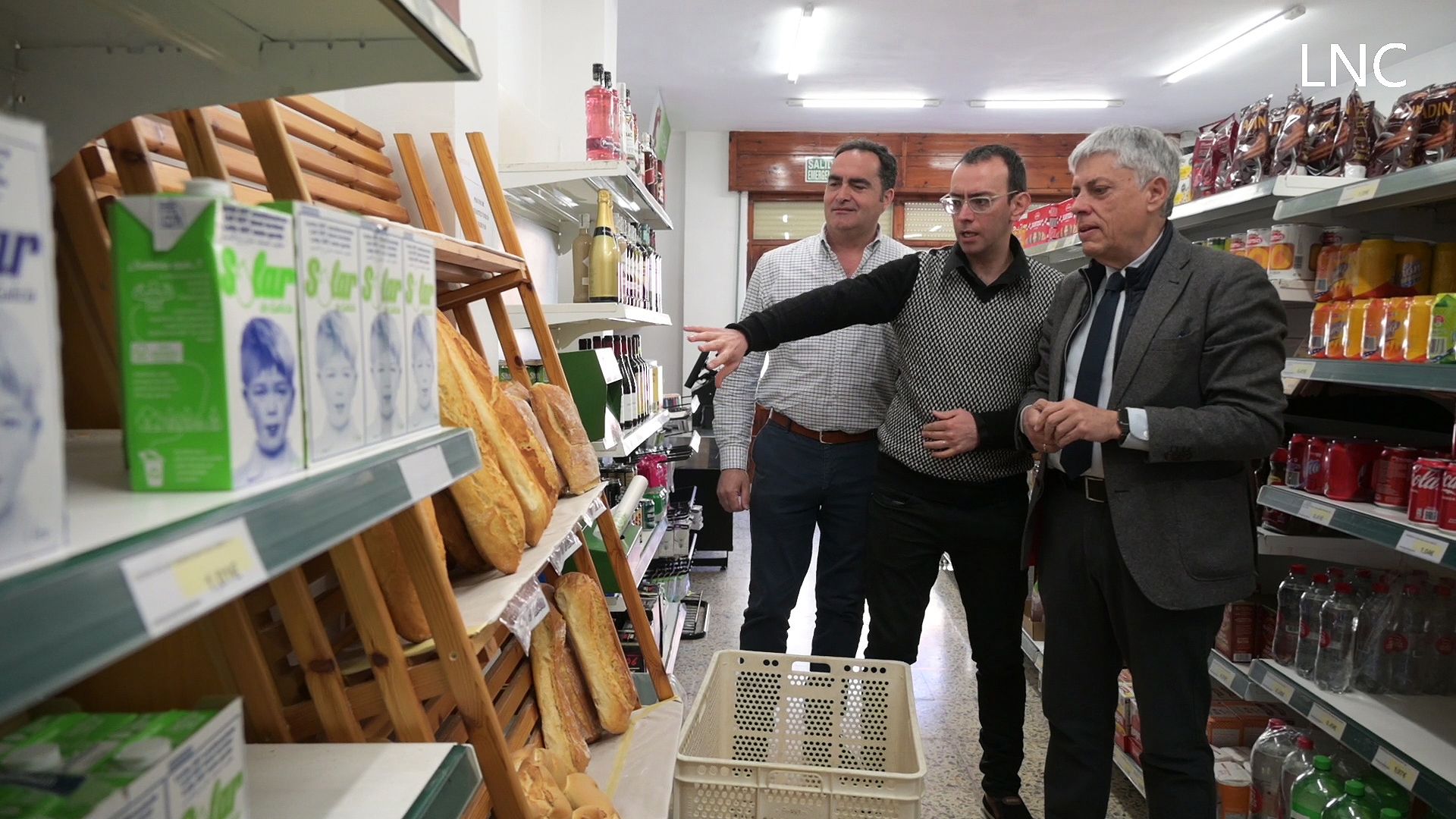 Una familia argentina devuelve a Fresno de la Vega un servicio "esencial" con gran acogida vecinal