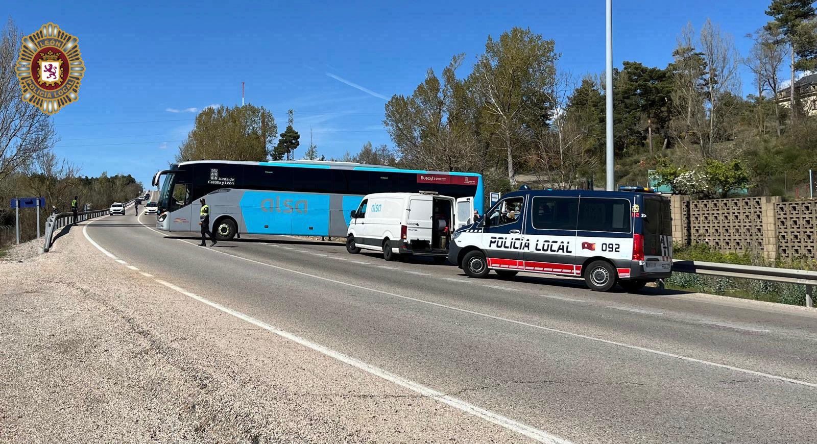 Imagen del autobús averiado junto a la entrada al Seminario. | POLICÍA LOCAL