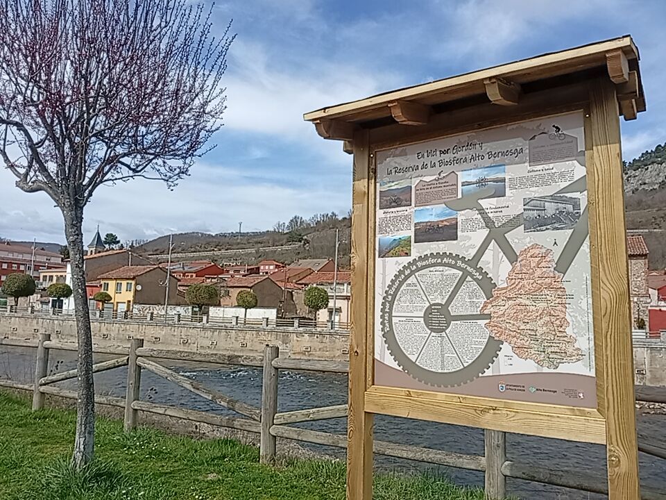 En la imagen, detalle del nuevo panel informativo ubicado en la localidad de La Pola de Gordón. |E. NIÑO