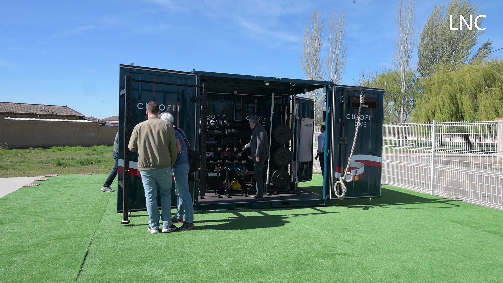 El pueblo de León con un gimnasio al aire libre que se esconde en un contenedor