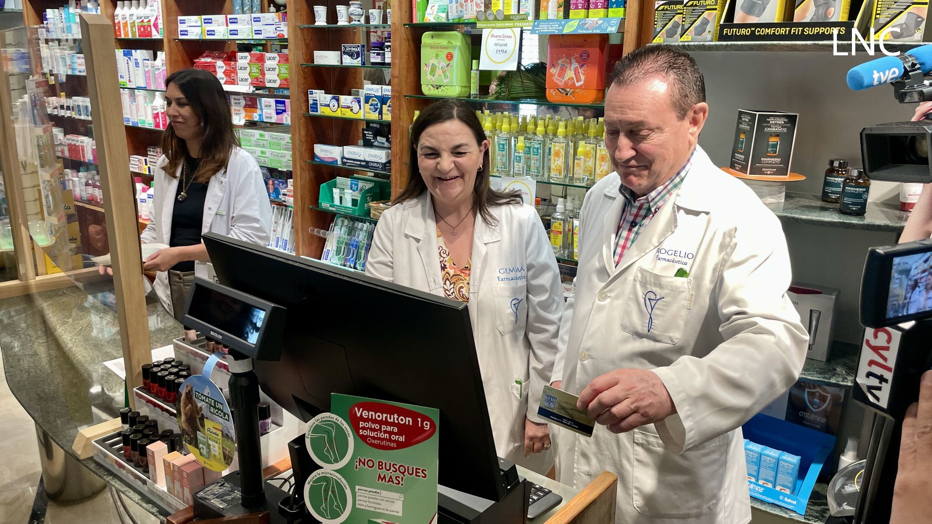 Un instante de la presentación de la receta electrónica concertada de Muface en la farmacia de Gran Vía de San Marcos. | L.PASTORIZA