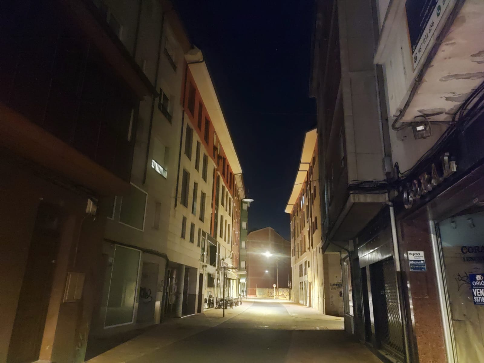 Imagen nocturna de la Calle Real de Ponferrada.