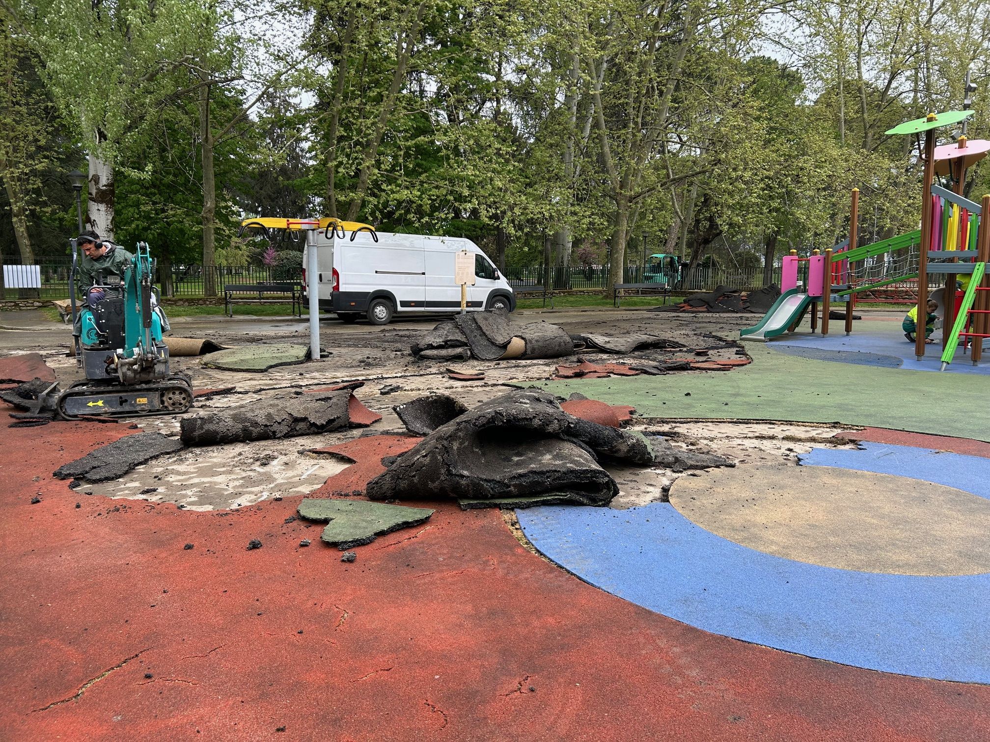 Inicio de la sustitución del pavimento de caucho de las áreas infantiles.